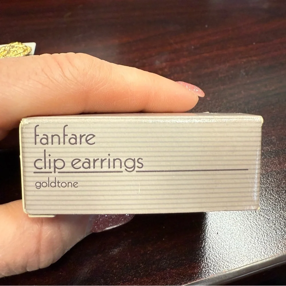 Avon “Fanfare” Vintage Goldtone Clip-On Earrings. NIB 1988